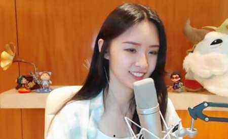 女主播舔小男孩,女主播意外舔舐小男孩引发热议